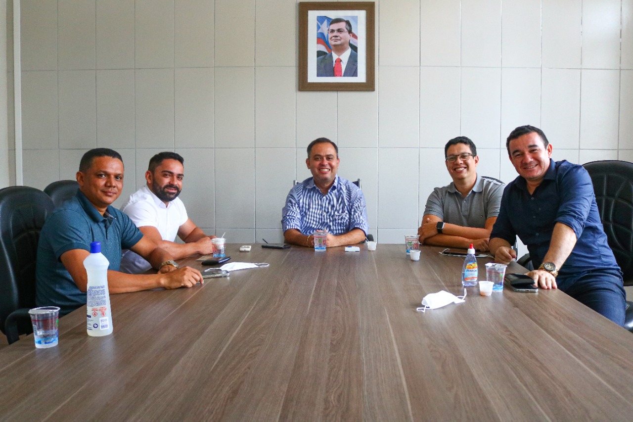 Reunião com Secretario de Turismo. Tratando da obra da praça de alimentação